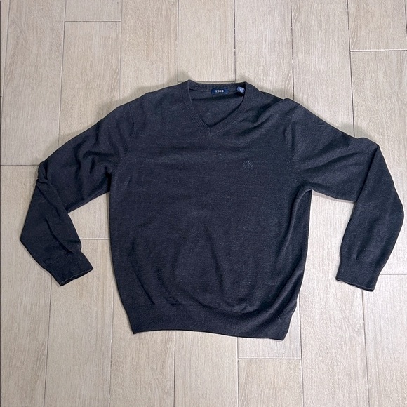 Izod Classic Charcoal Gray V-Neck Sweater with Embroidered Monogram Logo Unisex - Picture 2 of 9